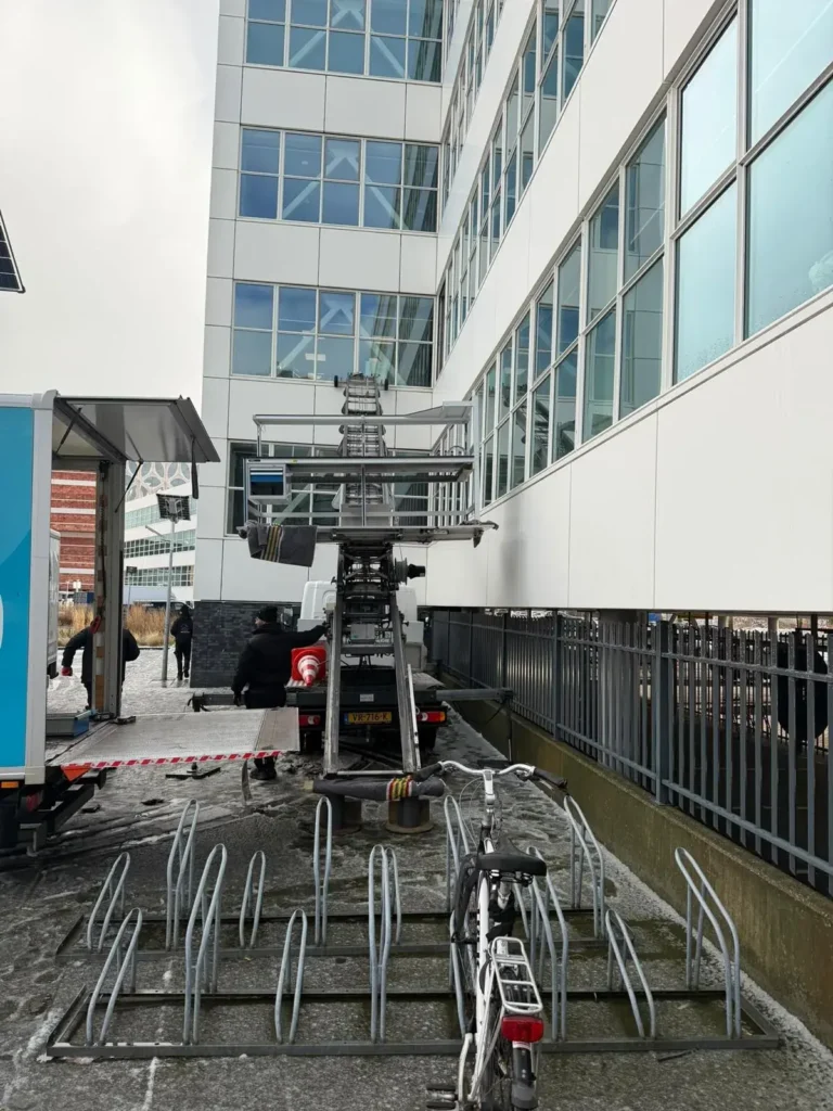 De verhuislift staat klaar tegen een kantoorpand