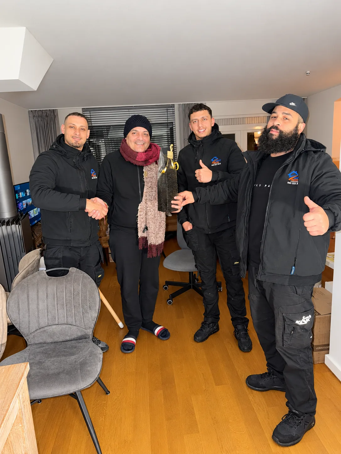 De ploeg van Nieuw Begin met een tevreden klant na de verhuizing