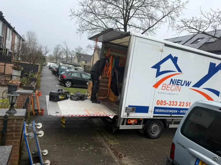 De wagen van Nieuw Begin met de laadklep open in een woonstraat